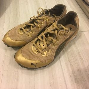 Gold pumas!